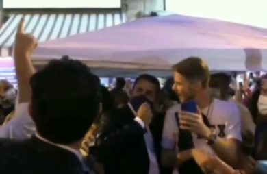 Gavettone di acqua gelata contro Di Maio | video