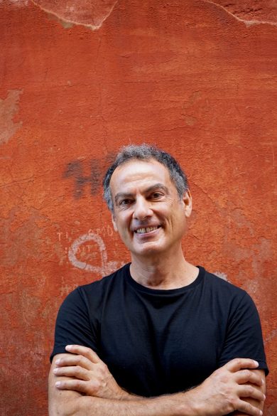 Andrea De Carlo: «Viaggiare con la mente non costa nulla. E ci tiene lontani 
dal virus»