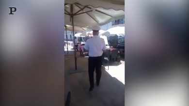 Gallipoli, vigili urbani rimuovono tavoli abusivi di un ristorante | video