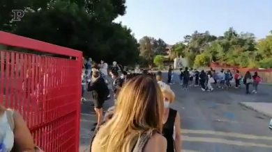 Riapertura delle scuole, assembramenti fuori dai cancelli | video