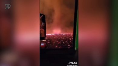 Tornado di fuoco colpisce la California | video