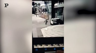 Los Angeles, agguato contro la Polizia. Uno spara agli agenti e scappa | video