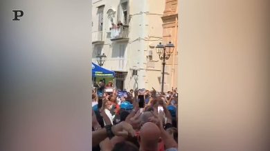 Salvini contestato a Torre del Greco: fischi e lancio di pomodori