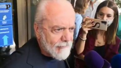 De Laurentiis, positivo al Covid,  esce senza mascherina dall’assemblea della Lega | video