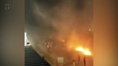 Grecia, campo in fiamme e migranti in fuga: alcuni sono positivi al Covid