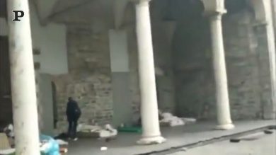 Como, l’assessora Angela Corengia toglie le coperte ad un senzatetto: Per disinfettarle | video