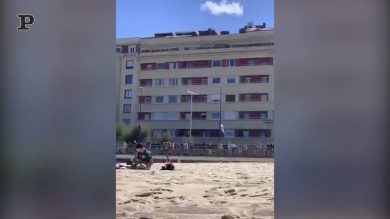 Spagna, positiva al Covid-19 fa surf – arrestata | video