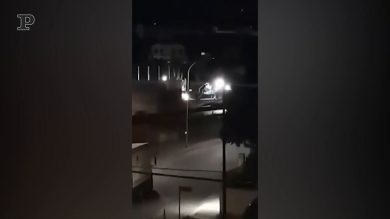 Migrante scappa dal centro accoglienza: investito, muore sul colpo. Feriti 3 poliziotti