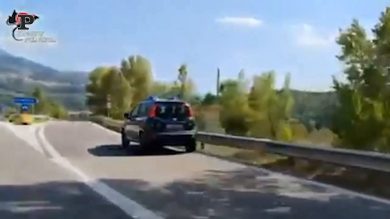 Piromane riconosciuto dalle camere di sorveglianza ad Avellino | video