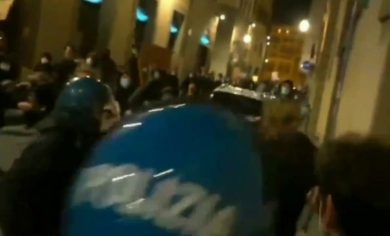 Firenze, scontri con la Polizia alla manifestazione contro il Dpcm del governo | video