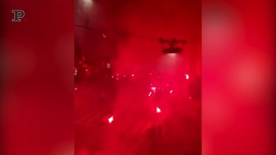 Atalanta, tifosi nerazzurri accolgono il pullman della squadra con una fiaccolata | video