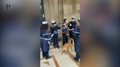 Firenze, vigili fermano una donna senza mascherina: mani al collo e arrestata | video