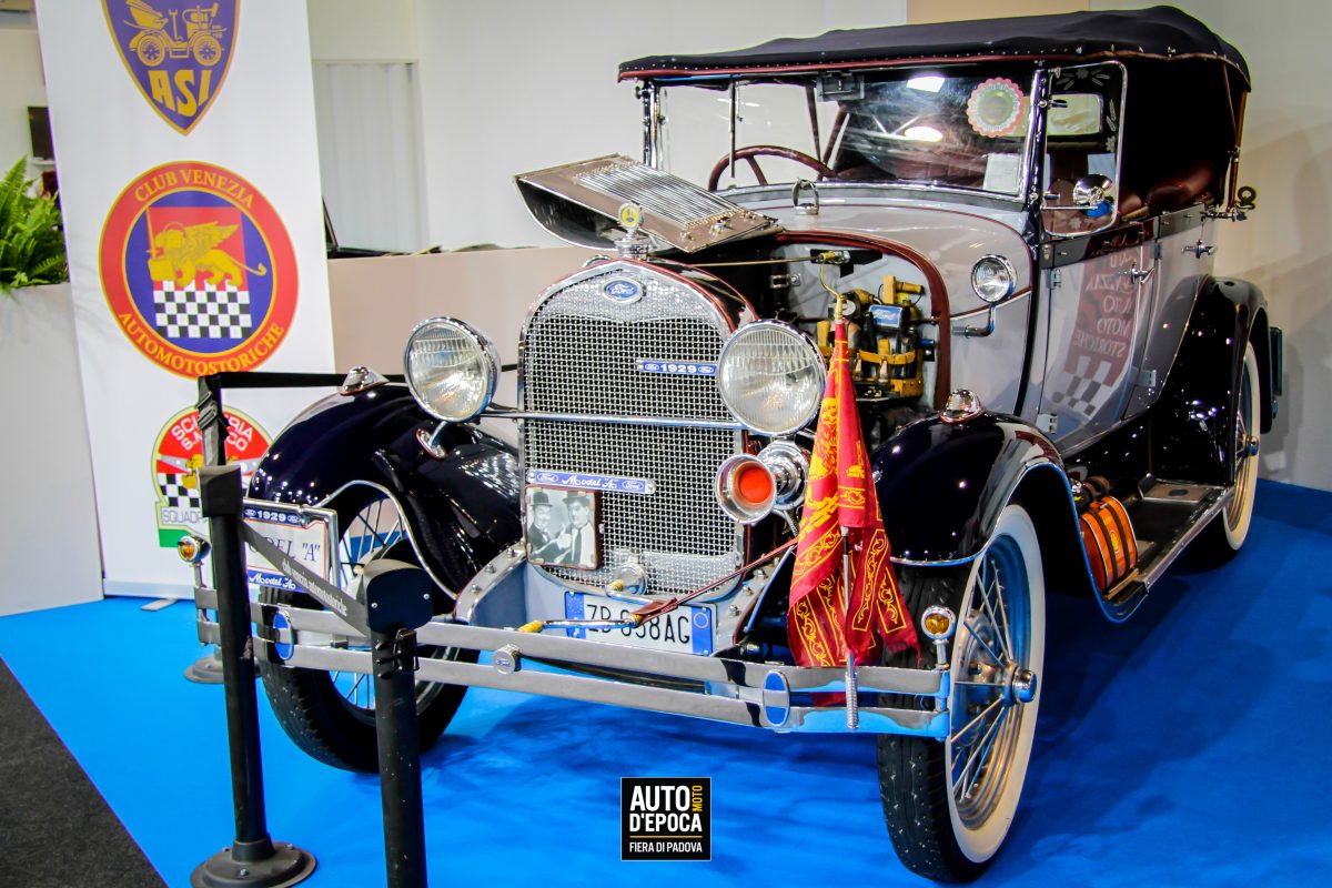 Galleria foto 'Tutti pazzi per le auto d’epoca, per passione e per denaro' - foto 4