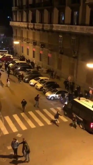 Napoli, guerriglia contro le misure anti Covid