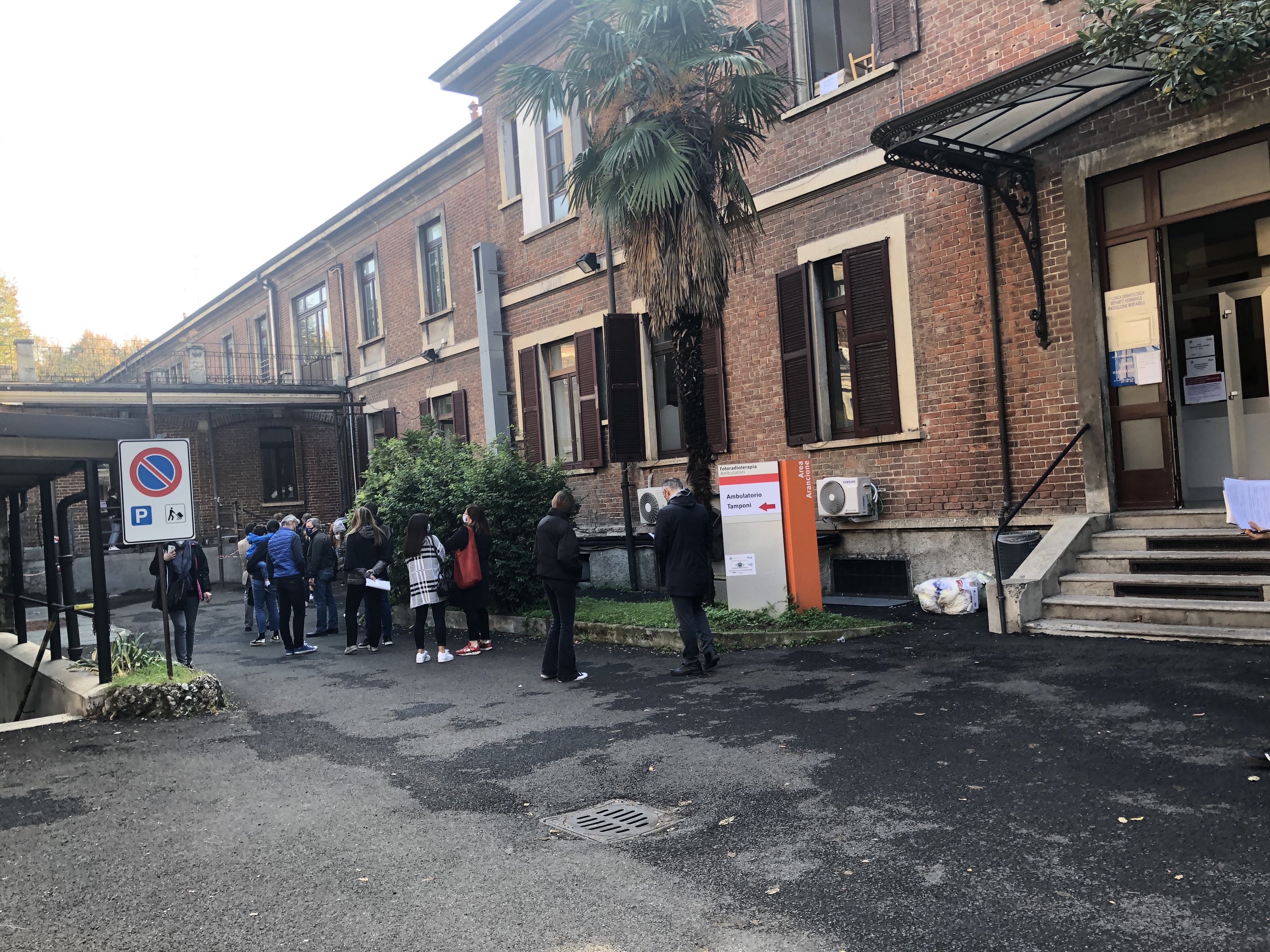 Altro che arieggiare: al Policlinico di Milano le finestre sono bloccate