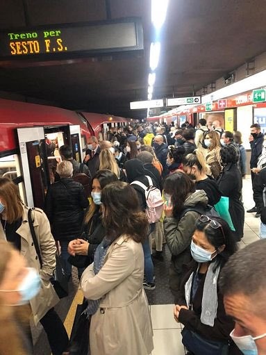 La folla in metropolitana a Milano malgrado il Covid La folla in metropolitana a Milano malgrado il Covid