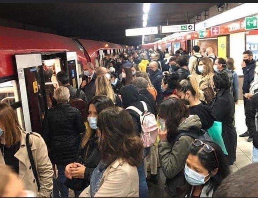 La folla in metropolitana a Milano malgrado il Covid La folla in metropolitana a Milano malgrado il Covid