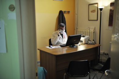 Senza clorochina i medici di famiglia a mani nude contro la seconda ondata