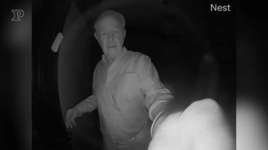 “Vuoi rispondere al telefono?” Svegliano l’economista al citofono per dirgli che ha vinto il Nobel | video