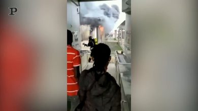 Bari, incendio nel centro di accoglienza, nessun ferito | video