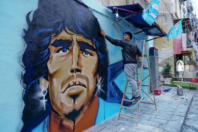 Maradona, l’uomo che ha vissuto ed è morto, nel clamore