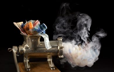 Stipendi bruciati dal declino