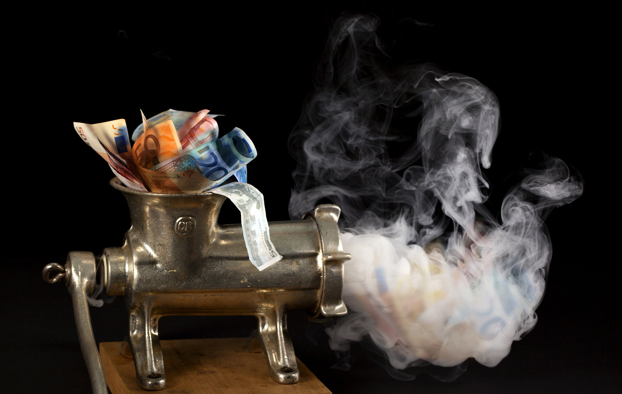 Stipendi bruciati dal declino