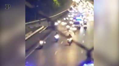 Addio a Maradona, in Argentina centinaia di tifosi seguono la salma in moto| video