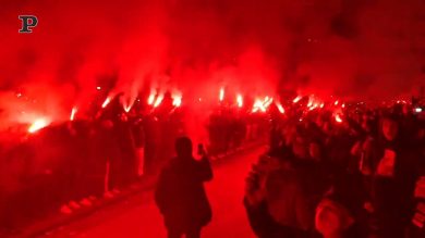 Napoli, assembramenti fuori dal San Paolo per l’addio a Maradona | video