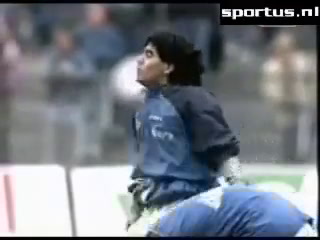 Maradona, palleggi in riscaldamento a tempo di musica | video