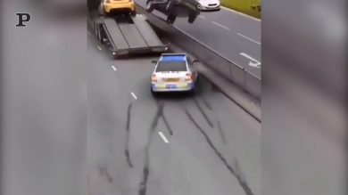 Ladro d’auto livello GTA: scappa dalla polizia come nel famoso videogioco | video