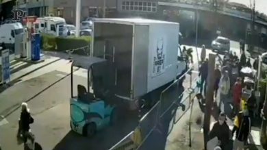 Italiani in coda per un pezzo di pane, la fame è molto peggio del virus | video