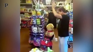 Incredibile coreografia di coppia: l’uomo e il suo cane ballano la salsa | video