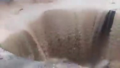 Crotone, una voragine si apre in mezzo alla strada per il maltempo