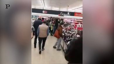 Ressa per le scarpe della Lidl al supermercato | video