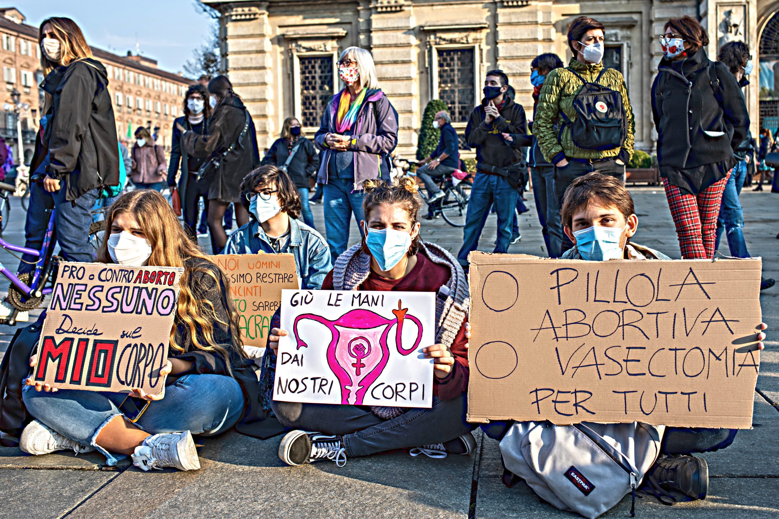 Aborto e pedofilia, la legge più maschilista degli ultimi 50 anni