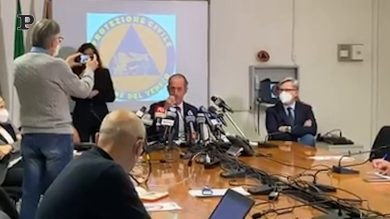 Zaia prova il tampone rapido davanti ai giornalisti | video