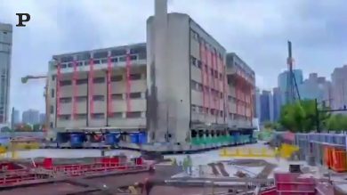 Shangai, la scuola robot che cammina su 200 gambe | video