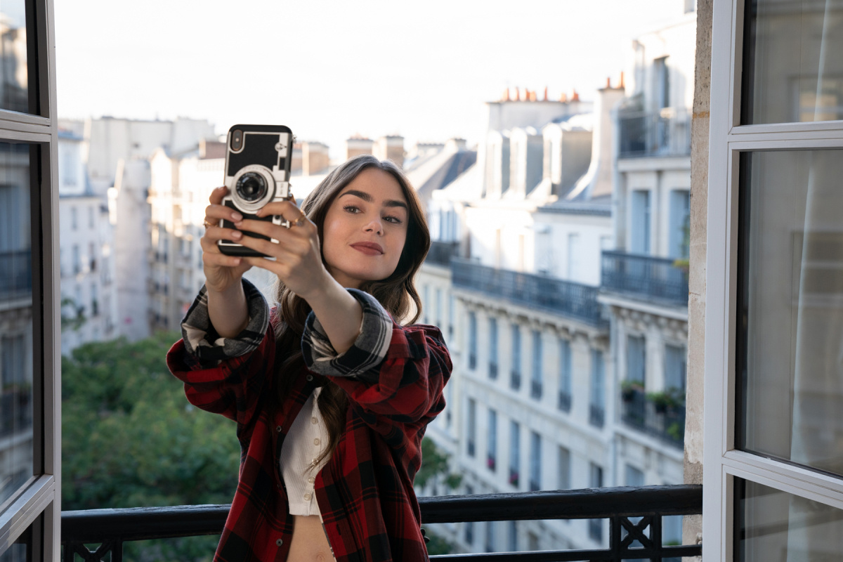 «Emily in Paris». La serie tv che ha fatto infuriare la Francia