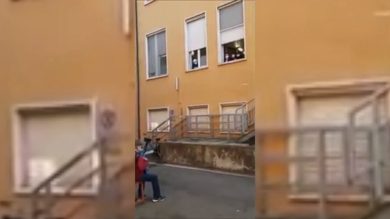 Alpino fa una serenata alla moglie in Ospedale malata di Covid | video