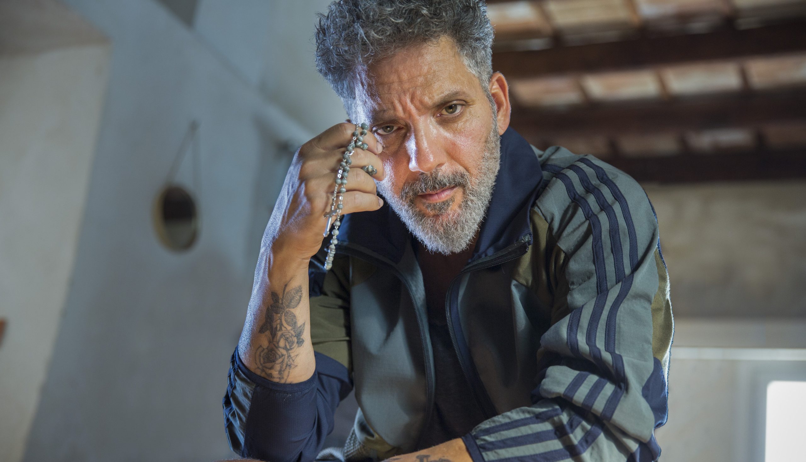 «Gli orologi del diavolo»: 5 cose da sapere sulla serie con Beppe Fiorello