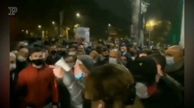 I poliziotti si tolgono i caschi in segno di vicinanza ai manifestanti