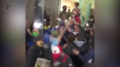 Maradona operato con successo al cervello, i tifosi festeggiano fuori dall’ospedale | video