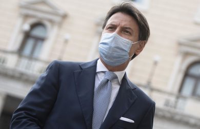 Conte tiene in ostaggio il Paese