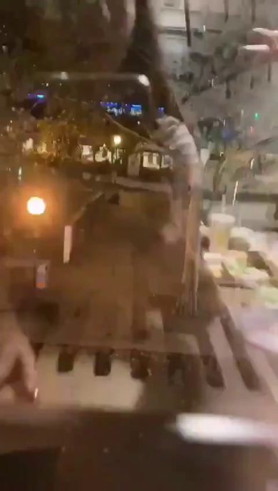 Vienna, uomo ucciso dai terroristi durante gli attacchi | video