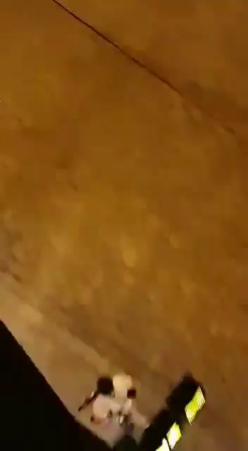 Vienna, uno dei terroristi spara contro la folla