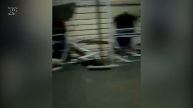Mareggiata violenta a Napoli: l’acqua invade le strade e distrugge tutto | video