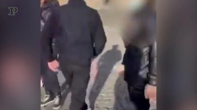 Napoli, installazioni di Jago in Piazza Plebiscito prese a calci da ragazzini | video