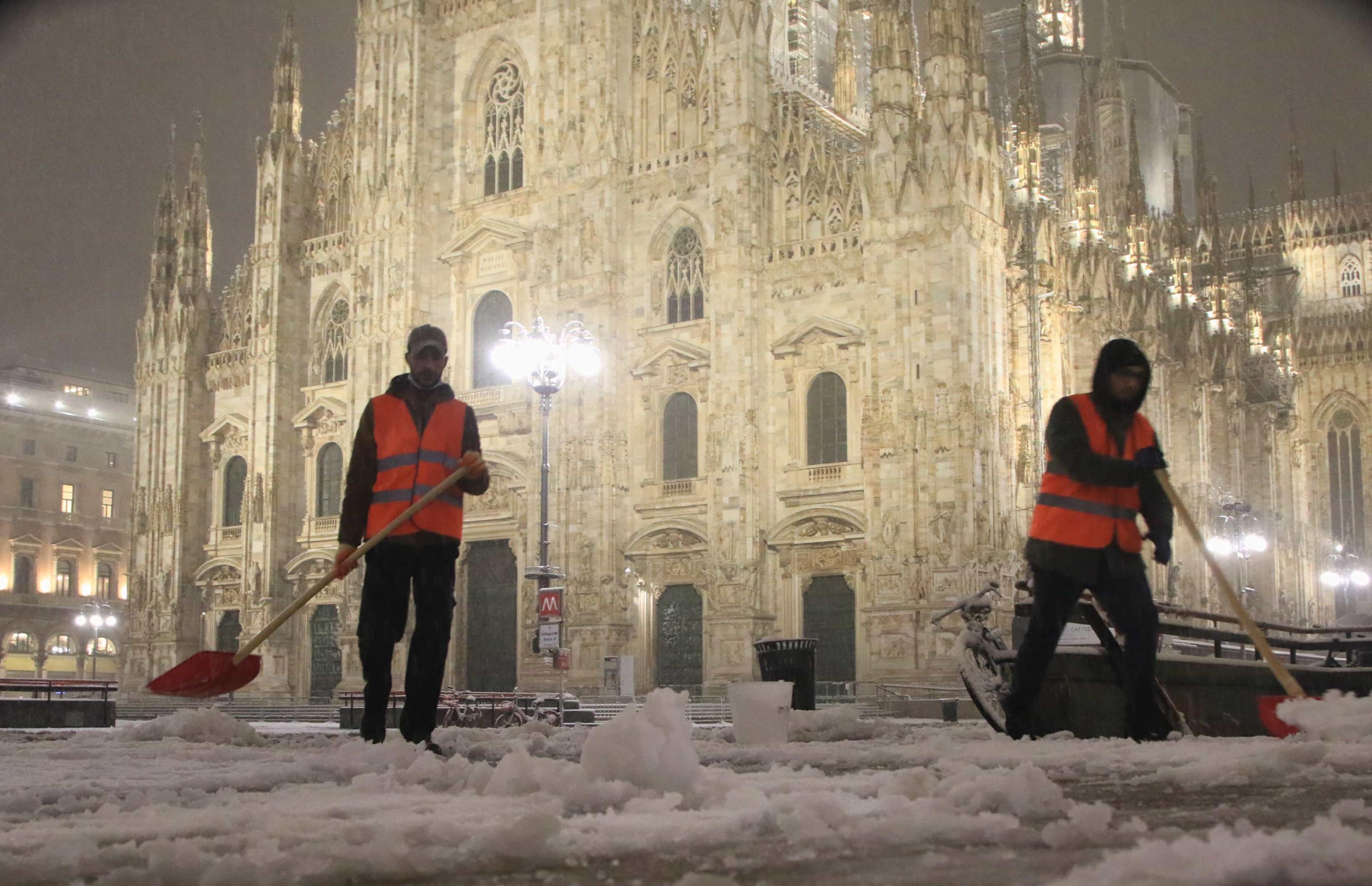 Neve a Milano, le foto della città imbiancata Neve a Milano, le foto della città imbiancata