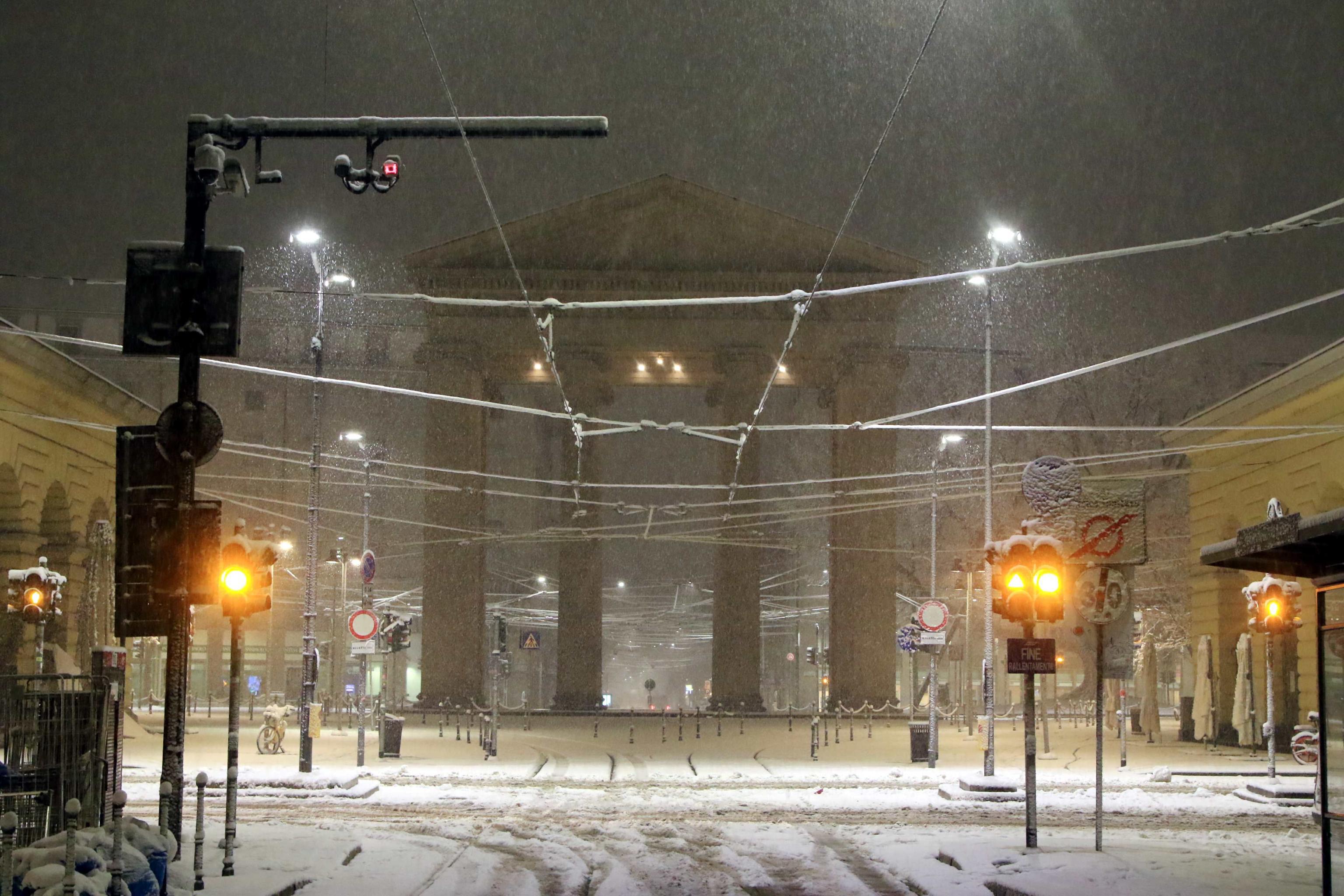 Neve a Milano, le foto della città imbiancata Neve a Milano, le foto della città imbiancata